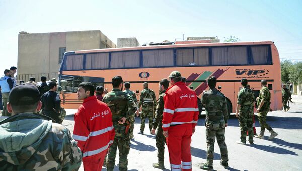 Pripadnici sirijske vojske nadgledaju evakuaciju pripadnika Džejš el Islama u sirijskom gradu Duma - Sputnik Srbija