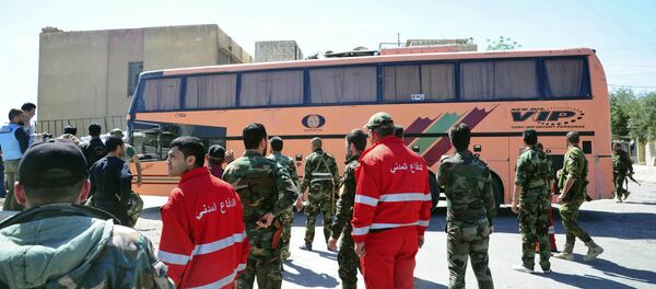 Припадници сиријске војске надгледају евакуацију припадника Џејш ел Ислама у сиријском граду Дума - Sputnik Србија