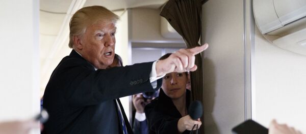 Predsednik SAD Donald Tramp razgovara sa novinarima u predsedničkom avionu - Sputnik Srbija