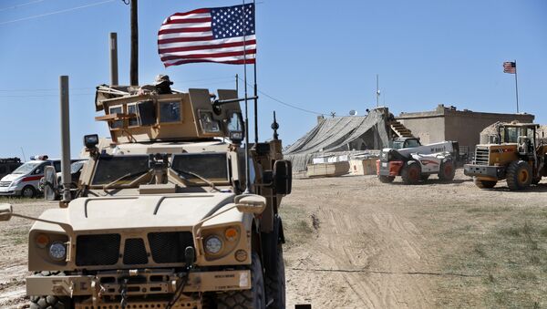 Američki vojnici u oklopnim vozilima u Manbidžu u Siriji - Sputnik Srbija