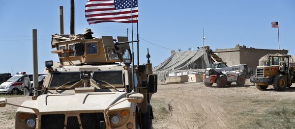 Амерички војници у оклопним возилима у Манбиџу у Сирији - Sputnik Србија