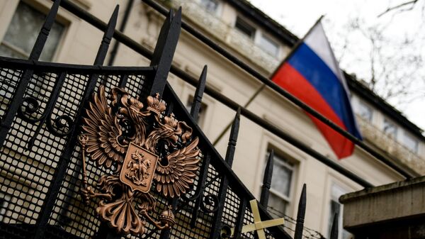 Grb na zgradi ambasade Rusije u Londonu - Sputnik Srbija
