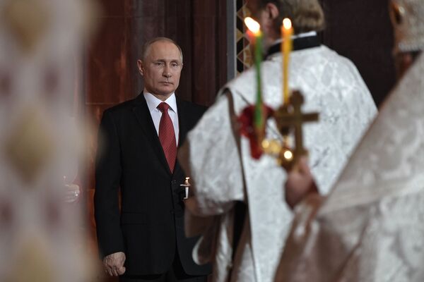 Ruski predsednik Vladimir Putin tokom uskršnje službe u Crkvi Hrista Spasitelja u Moskvi - Sputnik Srbija