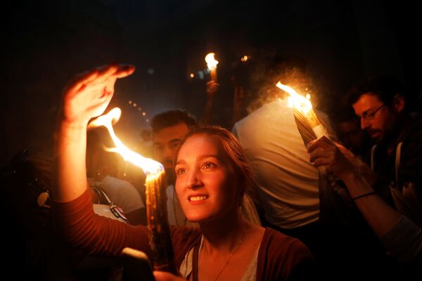 Vernici u Hramu vaskrsenja Hristovog u Jerusalimu tokom paljenja Blagodatnog ognja - Sputnik Srbija