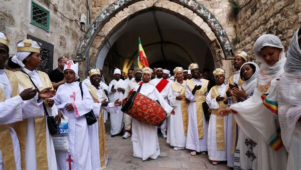 Etiopski pravoslavci sviraju na svečanoj ceremoniji u etiopskom delu Crkve Svetog groba u starom gradu Jerusalimu - Sputnik Srbija