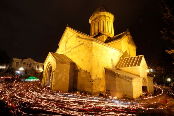 Vernici hodaju oko crkve Sioni s svećama tokom ponoći uskršnje službe u Tbilisiju u Gruziji - Sputnik Srbija