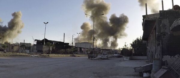 Dim nakon vazdušnog napada na sirijski grad Duma - Sputnik Srbija