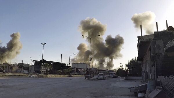 Dim nakon vazdušnog napada na sirijski grad Duma - Sputnik Srbija