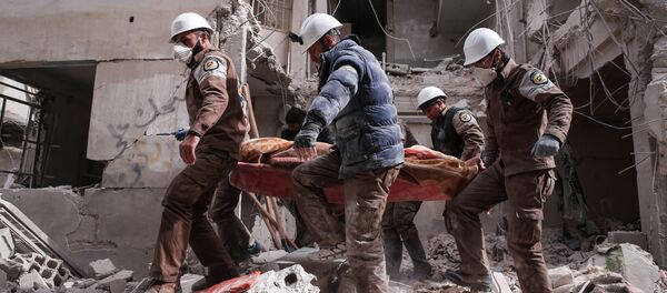 Aktivisti Belih šlemova u potrazi za preživelima nakon izveštaja o vazdušnom napadu u Tišrinu severoistočno od Damaska - Sputnik Srbija