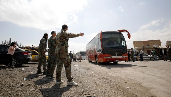 Autobusi prevoze militante i članove njihovih porodica koji su napustili sirijsku Dumu - Sputnik Srbija