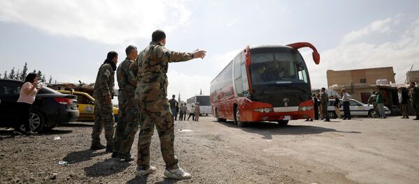 Аутобуси превозе милитанте и чланове њихових породица који су напустили сиријску Думу - Sputnik Србија