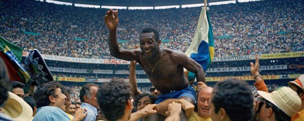 Пеле прославља трећу титулу Бразила на светском првенству у Мексику 1970. Пеле прославља трећу титулу Бразила на светском првенству у Мексику 1970. - Sputnik Србија