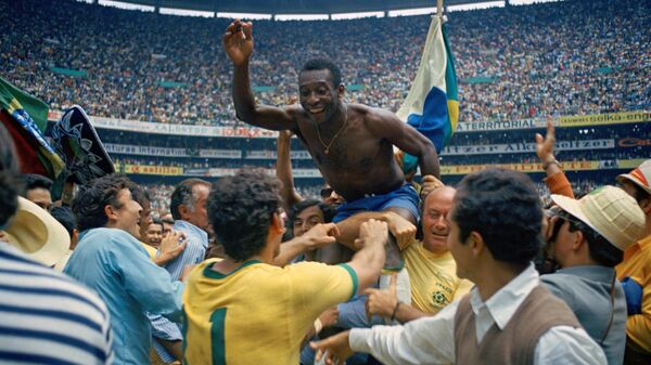 Pele proslavlja treću titulu Brazila na svetskom prvenstvu u Meksiku 1970. - Sputnik Srbija