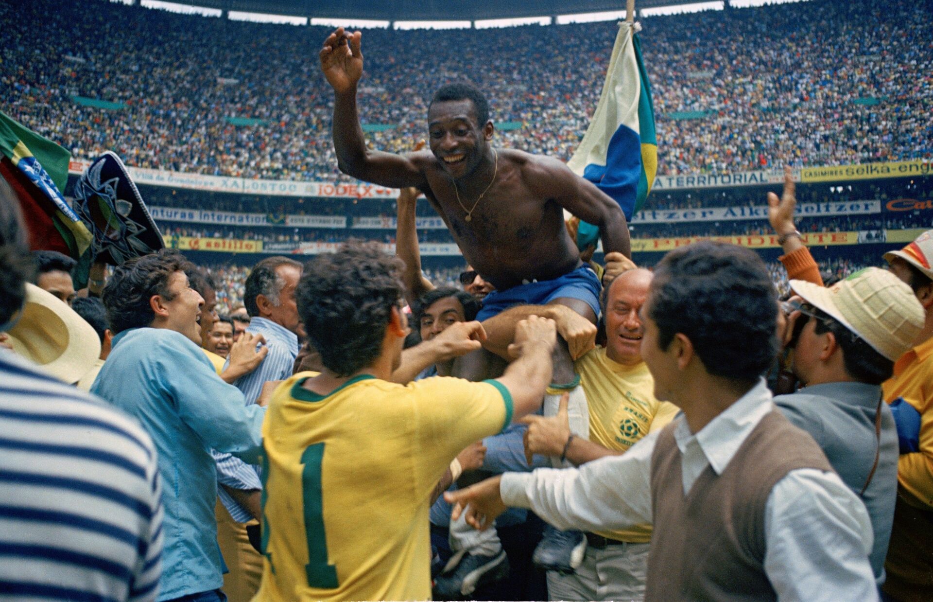 Pele proslavlja treću titulu Brazila na svetskom prvenstvu u Meksiku 1970.  - Sputnik Srbija, 1920, 29.12.2022