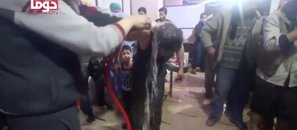 Мушкарца перу у наводном хемијском нападу у Думи - Sputnik Србија