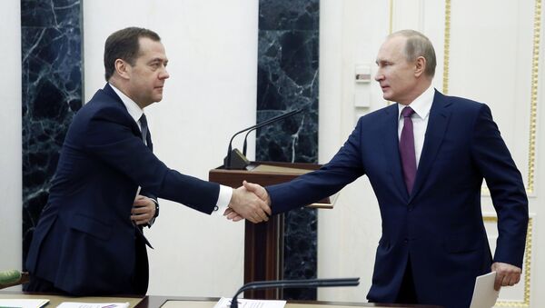 Premijer i predsednik Rusije Dmitrij Medvedev i Vladimir Putin - Sputnik Srbija
