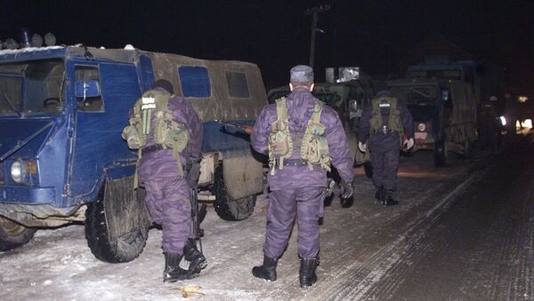 Jugoslovenske bezbednosne snage čuvaju kamion sa 29 tela masakra u Račku na putu koji vodi iz Štimlja, jugozapadno od Prištine 1999. godine, - Sputnik Srbija