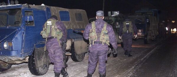 Југословенске безбедносне снаге чувају камион са 29 тела масакра у Рачку на путу који води из Штимља, југозападно од Приштине 1999. године, - Sputnik Србија