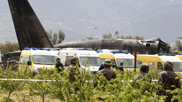 Алжирски војници гледају војни авион након што се сруши у близини алжирске престонице Алжирa - Sputnik Србија