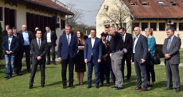 Ministar policije Nebojša Stefanović i ambasador Rusije Aleksandar Čepurin gledu pokaznu vežbu članova Jedinice za bezbednost i instruktora FSO-a - Sputnik Srbija