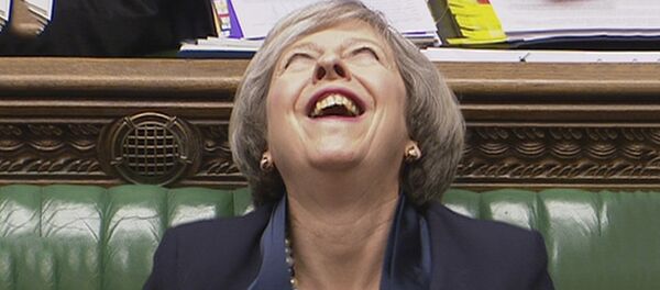 Premijerka Velike Britanije Tereza Mej smeje se tokom razgovora sa liderom laburista Džeremijem Korbinom u britanskom parlamentu Premijerka Velike Britanije Tereza Mej smeje se tokom razgovora sa liderom laburista Džeremijem Korbinom u britanskom parlamentu - Sputnik Srbija