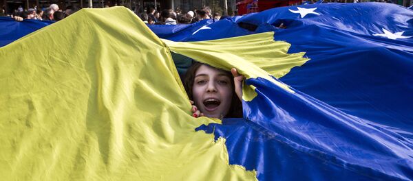 Албанка у Приштини вири испд заставе тзв. Косова Албанка у Приштини вири испд заставе тзв. Косова - Sputnik Србија