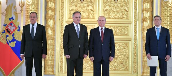 Predsednik Rusije Vladimir Putin i novi ambasador Crne Gore u Moskvi Ramiz Bašič Predsednik Rusije Vladimir Putin i novi ambasador Crne Gore u Moskvi Ramiz Bašič - Sputnik Srbija