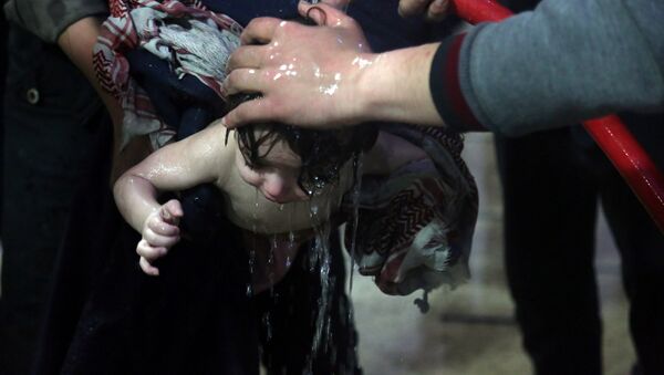 Aktivisti kupaju dete nakon navodnog hemijskog napada u Siriji - Sputnik Srbija