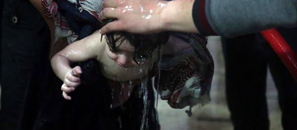 Aktivisti kupaju dete nakon navodnog hemijskog napada u Siriji - Sputnik Srbija