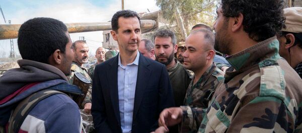 Председник Сирије Башар Асад са војницима сиријске војке у Источној Гути 18. марта. 2018 Председник Сирије Башар Асад са војницима сиријске војке у Источној Гути 18. марта. 2018 - Sputnik Србија