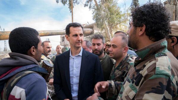 Predsednik Sirije Bašar Asad sa vojnicima sirijske vojke u Istočnoj Guti 18. marta. 2018 - Sputnik Srbija