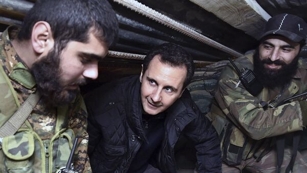 Sirijski predsednik Bašar Asad sa vojnicima 2014. godine - Sputnik Srbija