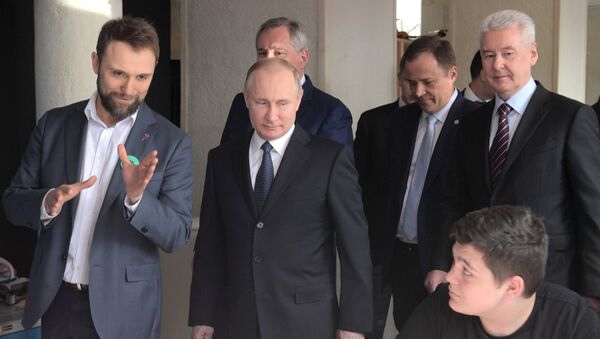 Predsednik Rusije Vladimir Putin u centru Kosmonautika i aviacija - Sputnik Srbija