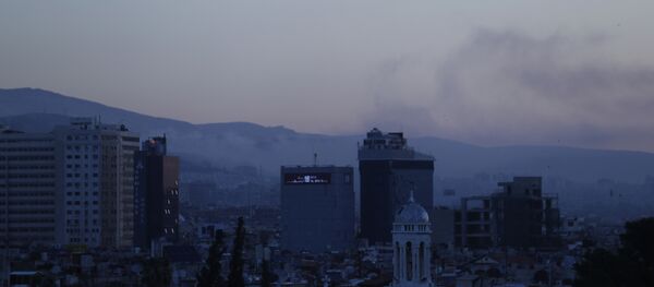 Поглед на Дамаск током бомбардовања - Sputnik Србија