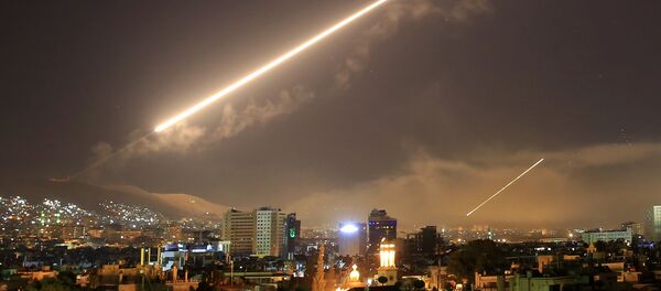 Небо изнад Дамаска током напада на Сирију - Sputnik Србија
