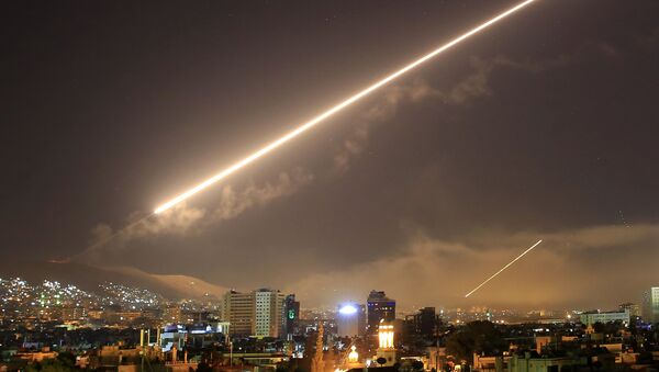 Небо изнад Дамаска током напада на Сирију - Sputnik Србија