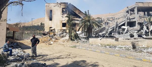 Разрушени војно-истраживачки центар у Дамаску након напада коалиције коју предводе САД Разрушени војно-истраживачки центар у Дамаску након напада коалиције коју предводе САД - Sputnik Србија