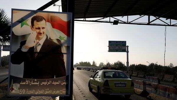 Постер сиријског председника Башара ел Асада на путу ка аеродрому у Дамаску, престоници Сирије - Sputnik Србија