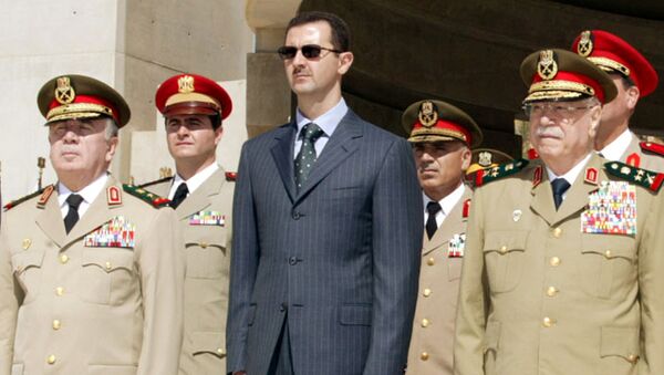 Председник Сирије Башар Асад са војним званичницима на церемонији откривања споменика незнаном јунаку у Дамаску - Sputnik Србија