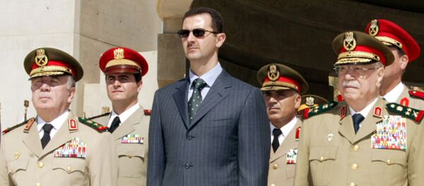 Председник Сирије Башар Асад са војним званичницима на церемонији откривања споменика незнаном јунаку у Дамаску - Sputnik Србија