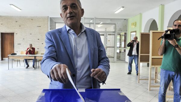 Kandidat opozicije Mladen Bojanić glasa na predsedničkim izborima u Crnoj Gori. - Sputnik Srbija