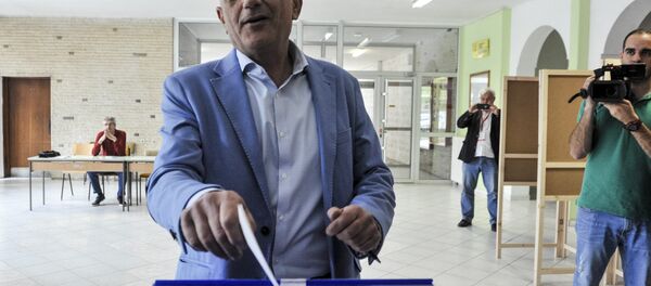 Kandidat opozicije Mladen Bojanić glasa na predsedničkim izborima u Crnoj Gori. - Sputnik Srbija