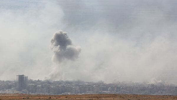 Дым от взрыва в сирийском городе Дума - Sputnik Србија