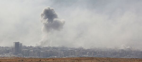 Дым от взрыва в сирийском городе Дума - Sputnik Србија