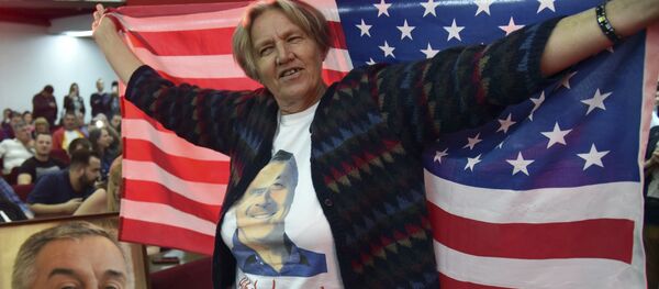 Pristalica Mila Đukanovića Pristalica Mila Đukanovića - Sputnik Srbija