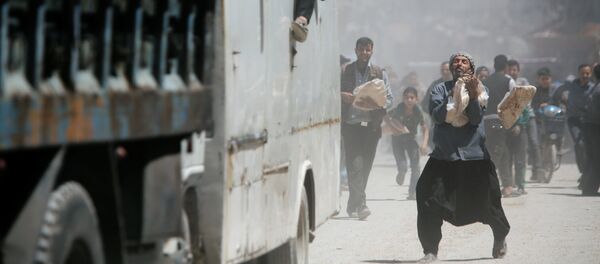 Čovek sa veknama hleba u Dumi Čovek sa veknama hleba u Dumi - Sputnik Srbija