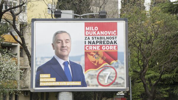 Bilbord sa likom predsednika Crne Gore Milom Đukanovićem - Sputnik Srbija