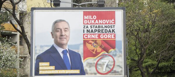 Bilbord sa likom predsednika Crne Gore Milom Đukanovićem - Sputnik Srbija