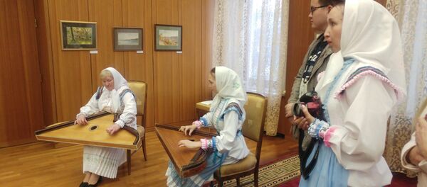 Жене из републике Мари Ел у традиционалној ношњи свирају цитру - Sputnik Србија