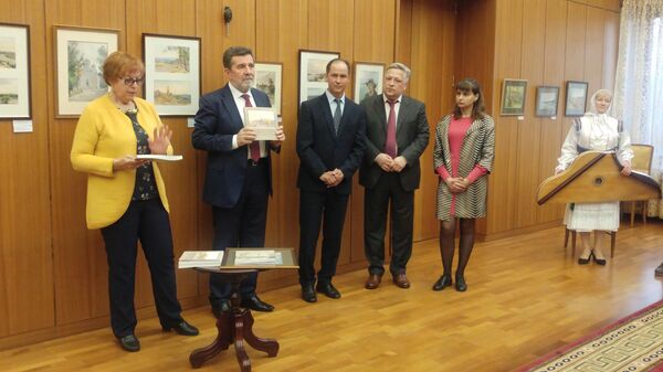 Мирјана Стојановић, амбасадор Славенко Терзић, сликар Сергеј Алдушкин и Андреј Костенко на отварању изложбе Мирјана Стојановић, амбасадор Славенко Терзић, сликар Сергеј Алдушкин и Андреј Костенко на отварању изложбе - Sputnik Србија